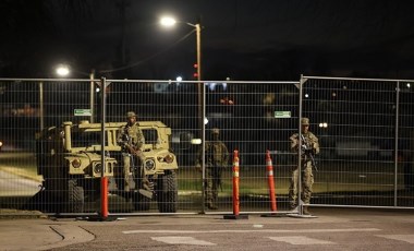 Teksas krizi sürüyor: Sınıra zırhlı araçlar taşındı