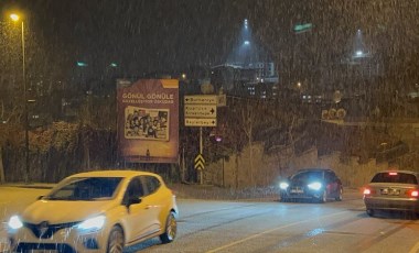 Üsküdar ve Kadıköy'de dolu, Kartal'da kar yağdı