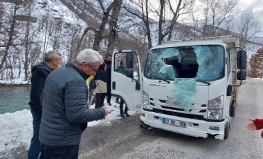 Dağdan kopan kaya kamyonetin camına girdi: 1 ölü