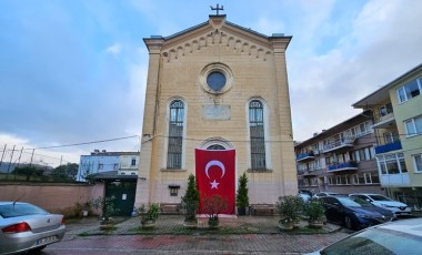 Sarıyer'deki Santa Maria Kilisesi'ne saldırı sonrası dev Türk bayrağı asıldı