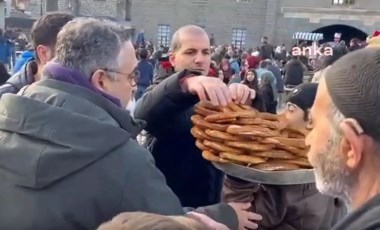 CHP'li Tanrıkulu Diyarbakır'da simit dağıttı: 'Sokaktan haberi olmayan siyasetçiler var'