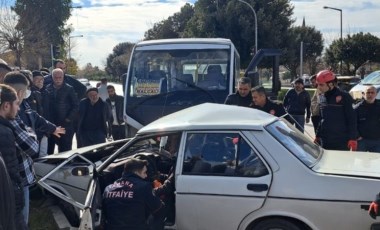 Adana'da feci kaza... Minibüs ile otomobil çarpıştı: 9 kişi yaralı