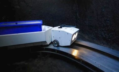 Dünyanın ilk yeraltı otonom robot teslimat sistemi açıldı