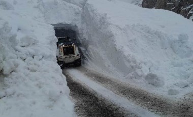 Yüksekova'da çığ düştü... Yol açma çalışmasında 1 personel ağır yaralandı!