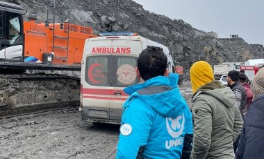 Üzerine kaya parçaları düşen kepçe operatörü yaralandı