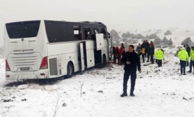 Son Dakika... Kars’ta kontrolden çıkan yolcu otobüsü kaza yaptı: Ölü ve yaralılar var