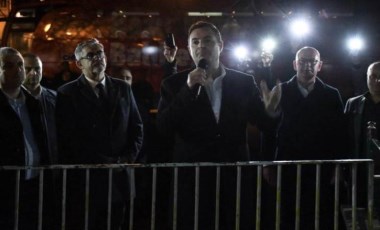 CHP'li Ahmet Akın telefon ışıklarıyla miting yaptı: 'Işıl ışıl olacak...'