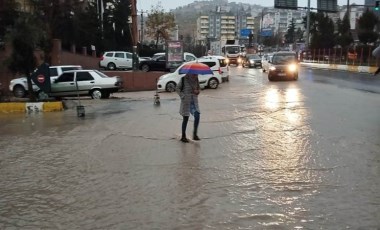 Mardin'de sağanak: Cadde ve sokaklar suyla doldu