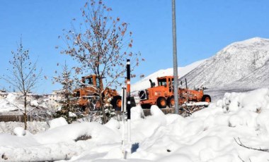 Bitlis'te kar yağışı 2 gündür sürüyor: 60 köy yolu ulaşıma kapandı!