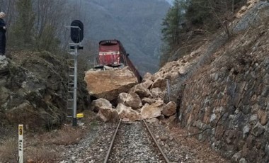 Demiryolunda heyelan: Yük treni raydan çıktı