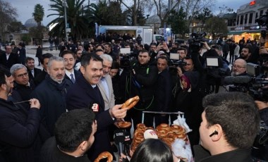 AKP İBB Başkan adayı Murat Kurum Eyüpsultan'da simit dağıttı