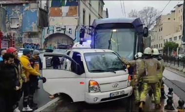 Karaköy'de tramvay kamyonete çarptı: 1 yaralı