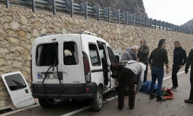 Gümüşhane’de feci kaza... Araç istinat duvarına çarptı: Yaralılar var!