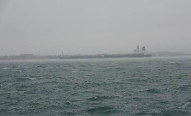 Çanakkale Boğazı'nda gemi trafiği hava koşulları nedeniyle durduruldu!