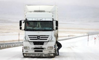 Ardahan'da kar ve buzlanma nedeniyle TIR'lar yolda kaldı