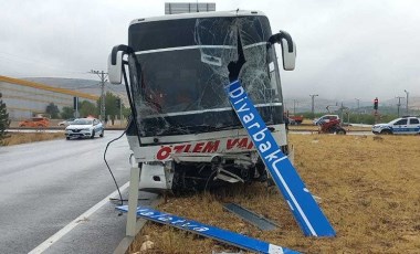 Yolcu otobüsüyle çarpışan traktör ikiye bölündü: 1 ölü, 1 yaralı