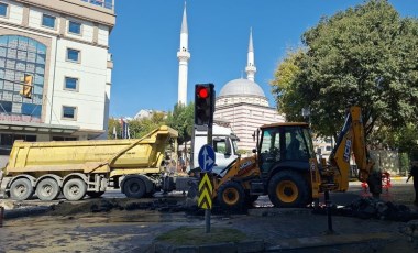 Fatih’te su borusu patladı: Su metrelerce havaya fışkırdı