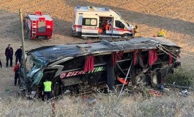 50 metre yükseklikten şarampole devrilen otobüste yaralanan bir kişi hayatını kaybetti