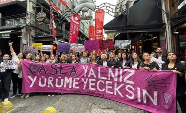 Kadıköy'deki kadına şiddet eyleminde 'hükümet istifa' sloganları