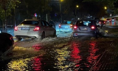 Bursa'da 'fırtına' ve 'sağanak' günlük yaşamı olumsuz etkiledi: Ev ve iş yerlerini su bastı