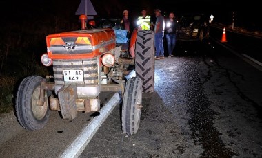 Kayseri'de hafif ticari araç, traktöre çarptı: 2 yaralı