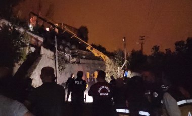 Zonguldak’ta virajı alamayan tır bahçeye uçtu: 1 ölü