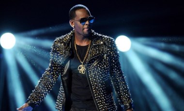 Cinsel suçlar nedeniyle hüküm giymişti... Hapisteki şarkıcı R. Kelly'yi kızı da suçladı: 'Beni taciz etti'