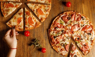 Akşam yemeklerinde kurtarıcı olmaya aday... 20 dakikada hazır olan mayasız pizza tarifi!