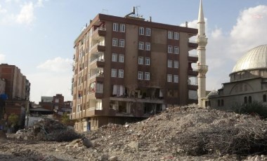 Diyarbakır’da yıkımı yapılan ağır hasarlı bina, yanındaki apartmanın üzerine çöktü