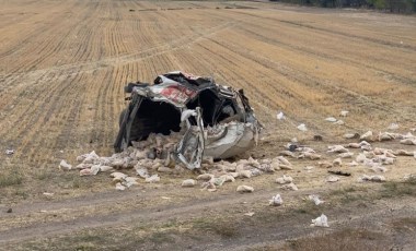 Lastiği patlayan minibüs şarampole devrildi: 2 yaralı