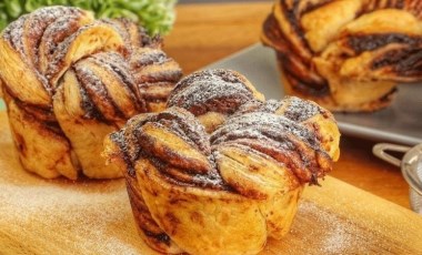 Tatlı krizlerine 10 dakikalık enfes çözüm: Milföy hamurundan çikolatalı muffin tarifi