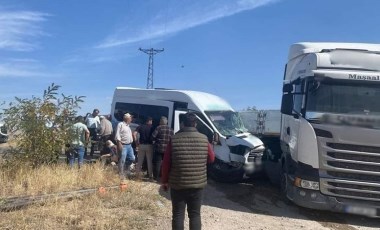 Yolcu minibüsü TIR'a çarptı: 11 yaralı