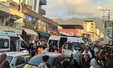 Hatay'da feci olay... Freni arızalanan kepçe 7 araca çarptı: 8 yaralı