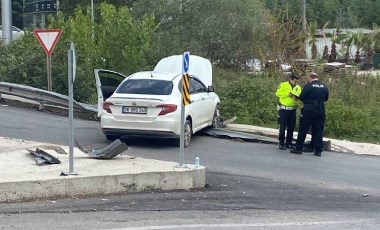 Kocaeli'nde feci kaza... Otomobil kaldırıma çıktı: Yaralılar var!