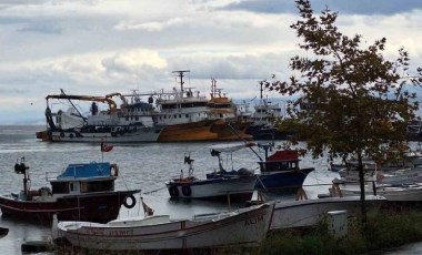 Balıkçı tekneleri şiddetli dalga ve fırtına yüzünden limanlara sığındı