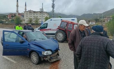 Otomobil ile traktör çarpıştı: Yaralılar var!