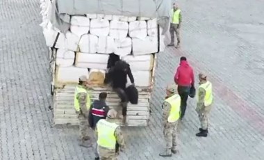 Saman balyası yüklü TIR'da 36 düzensiz göçmen yakalandı