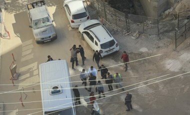 Mardin'de cadde ortasında yumruklu, sopalı kavga! Çevredekiler zor ayırdı...