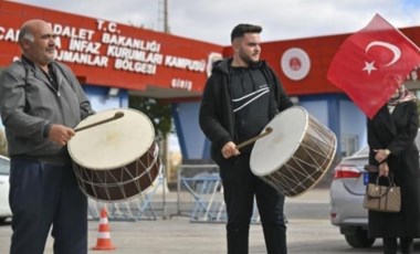 Şehit yakınları, FETÖ elebaşı Gülen'in ölüm haberini davul ve zurna eşliğinde kutladı