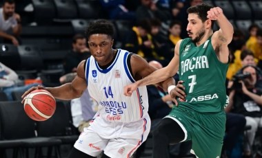 Anadolu Efes kendi evinde galibiyete uzandı!