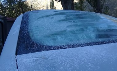 Kars buz kesti... Araçların camları dondu