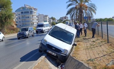 Önündeki araca çarpmamak için yağmur suyu tahliye kanalına düştü