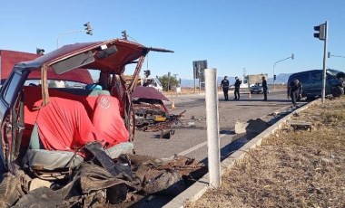 Adana'da feci kaza... Otomobil ikiye bölündü: Yaralılar var!