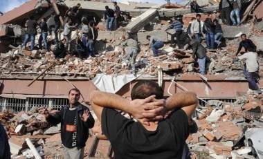 Van depreminde hayatını kaybedenler kabirleri başında anıldı