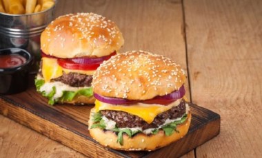 O hamburger zincirinde zehirlenmelerden sonra dev düşüş!