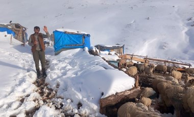 Kar yağışı nedeniyle yaylada hayvanlarıyla mahsur kalan besicileri ekipler kurtardı