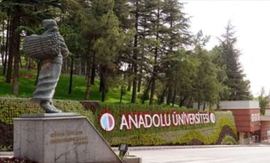 Anadolu Üniversitesi öğrencileri isyan etti: ‘Cebimize ve yediğimiz iki lokma yemeğe göz koyan bu rezil tutumu kabul etmiyoruz’