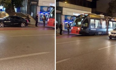 Kız arkadaşıyla tartıştı, otomobilini tramvay yoluna park etti: Seferler aksadı!