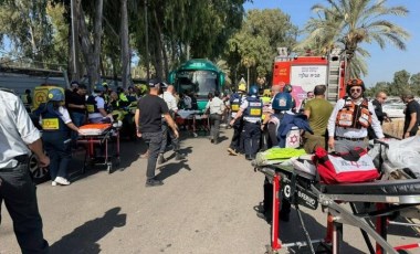 Tel Aviv'de bir kamyon, otobüs durağına çarptı: Çok sayıda yaralı var