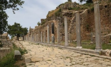 Syedra Antik Kenti'ndeki tiyatro gün yüzüne çıkarılıyor